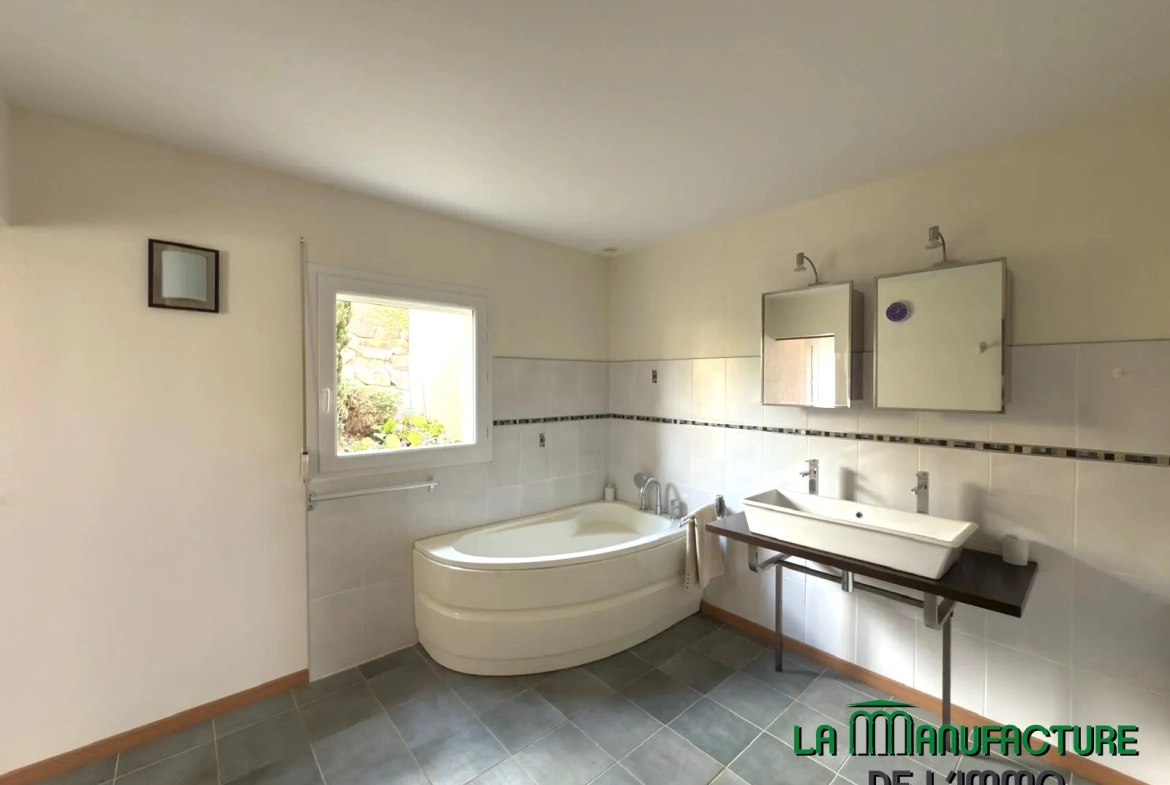 Villa 4 chambres avec piscine, garage, et chalet en bois à Fontanes, Loire 