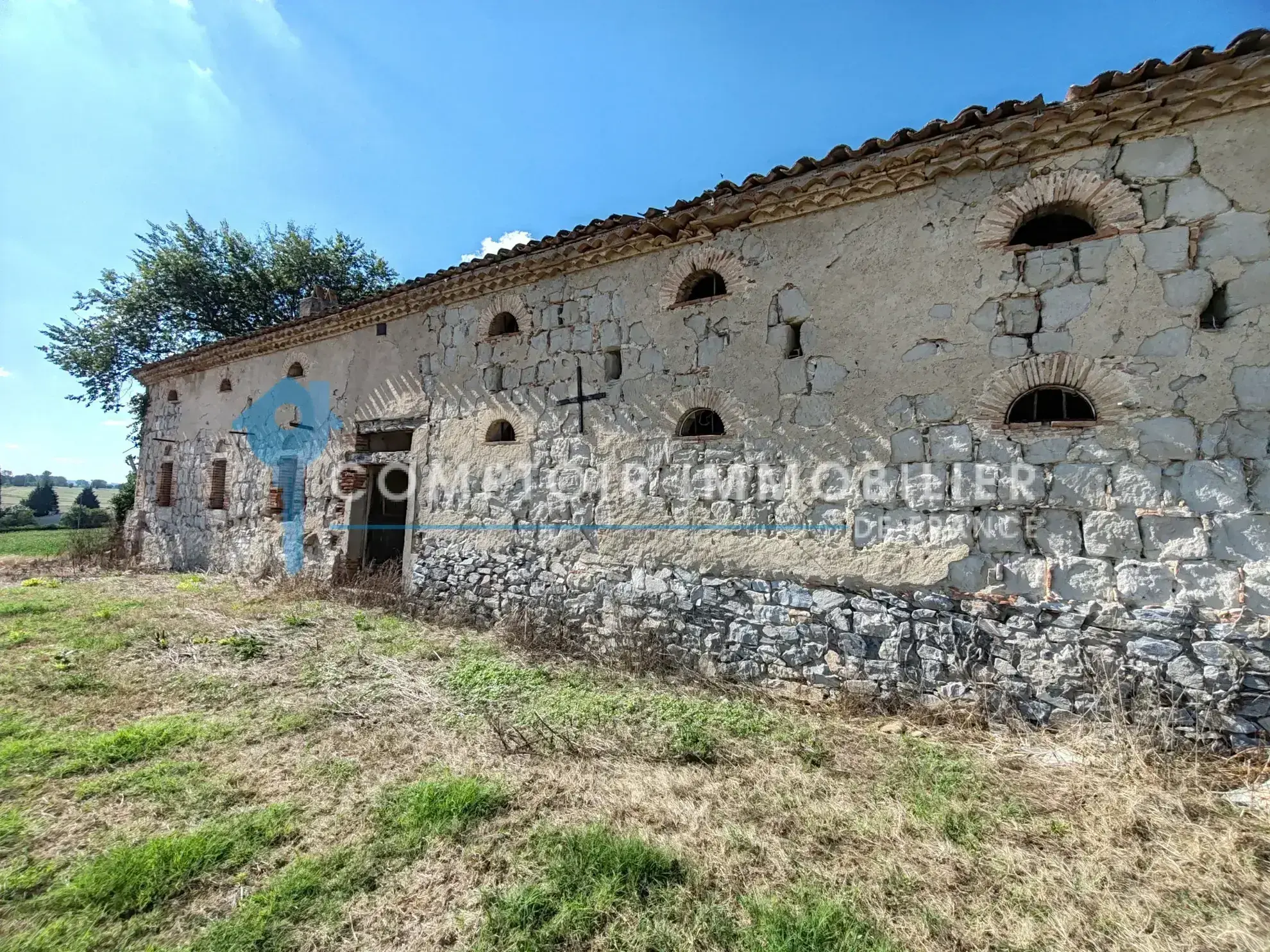 Ferme à rénover avec vue sur les Pyrénées à Blan – Terrain de 5000 m² 