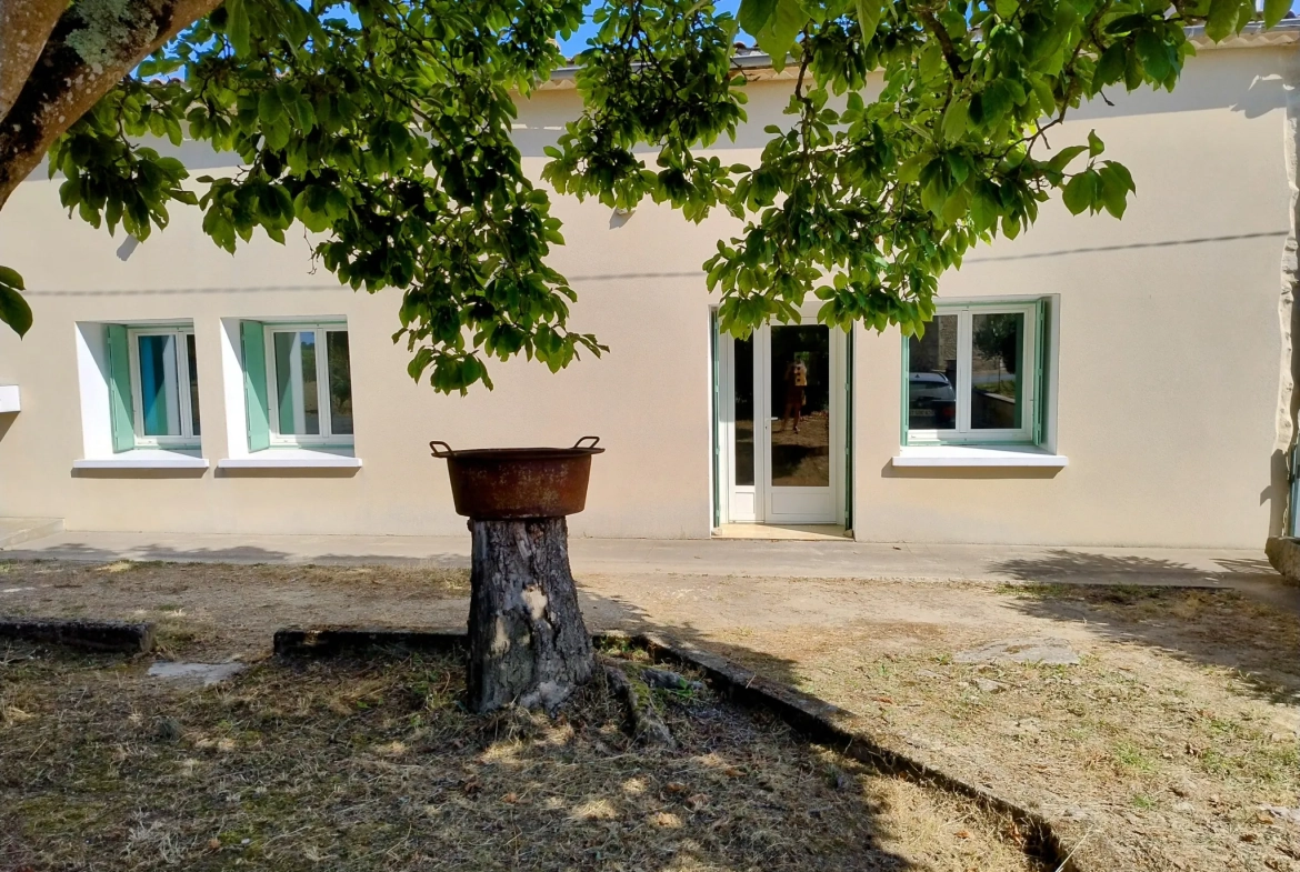 Très belle maison en pierre avec piscine et dépendances à Auriolles 