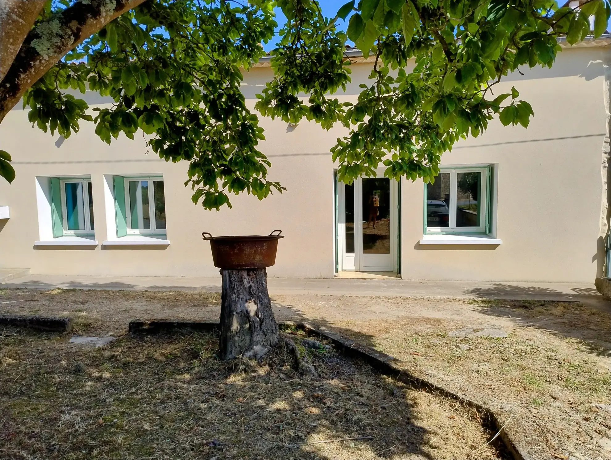 Très belle maison en pierre avec piscine et dépendances à Auriolles 