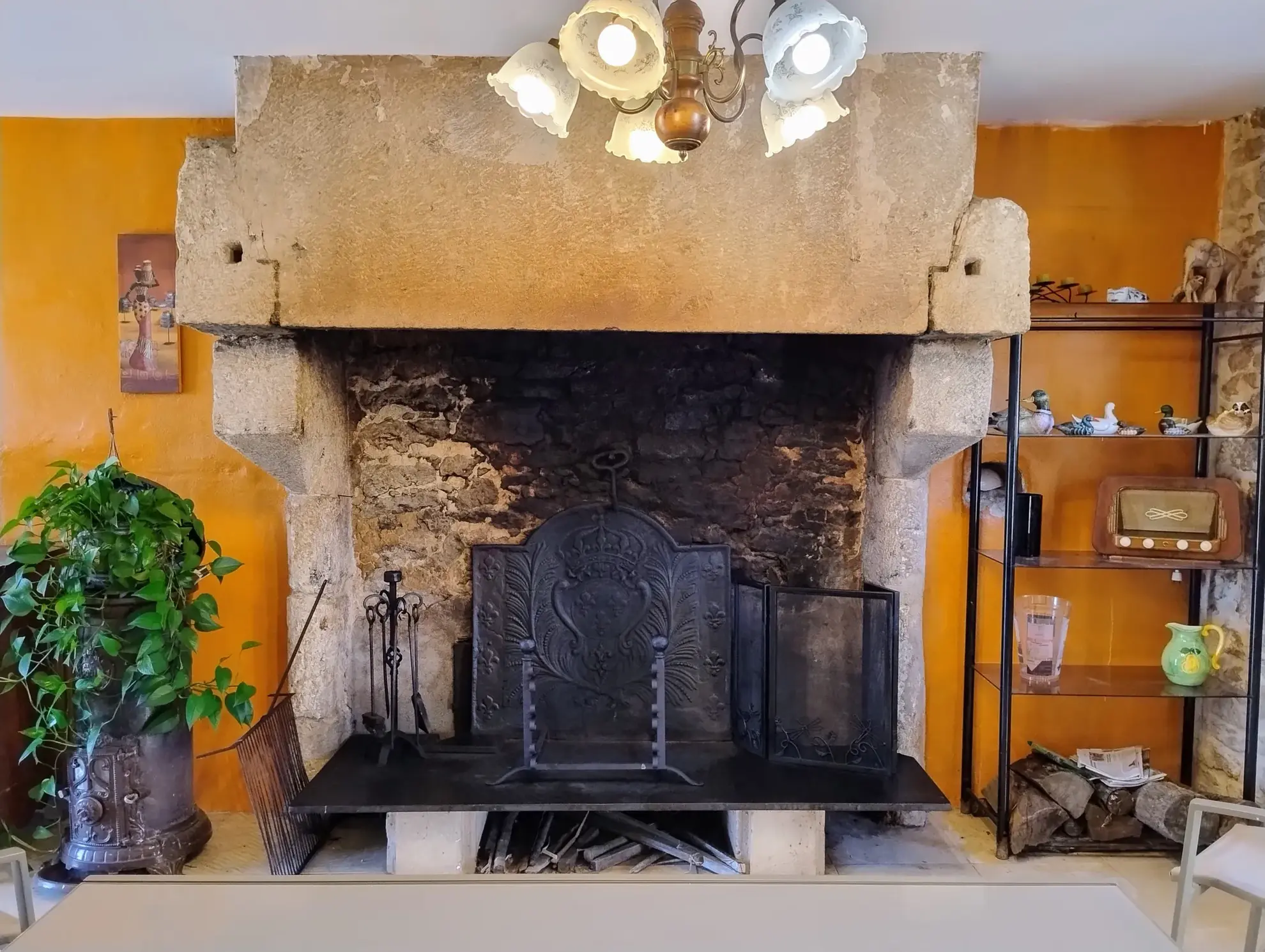 Très belle maison en pierre avec piscine et dépendances à Auriolles 