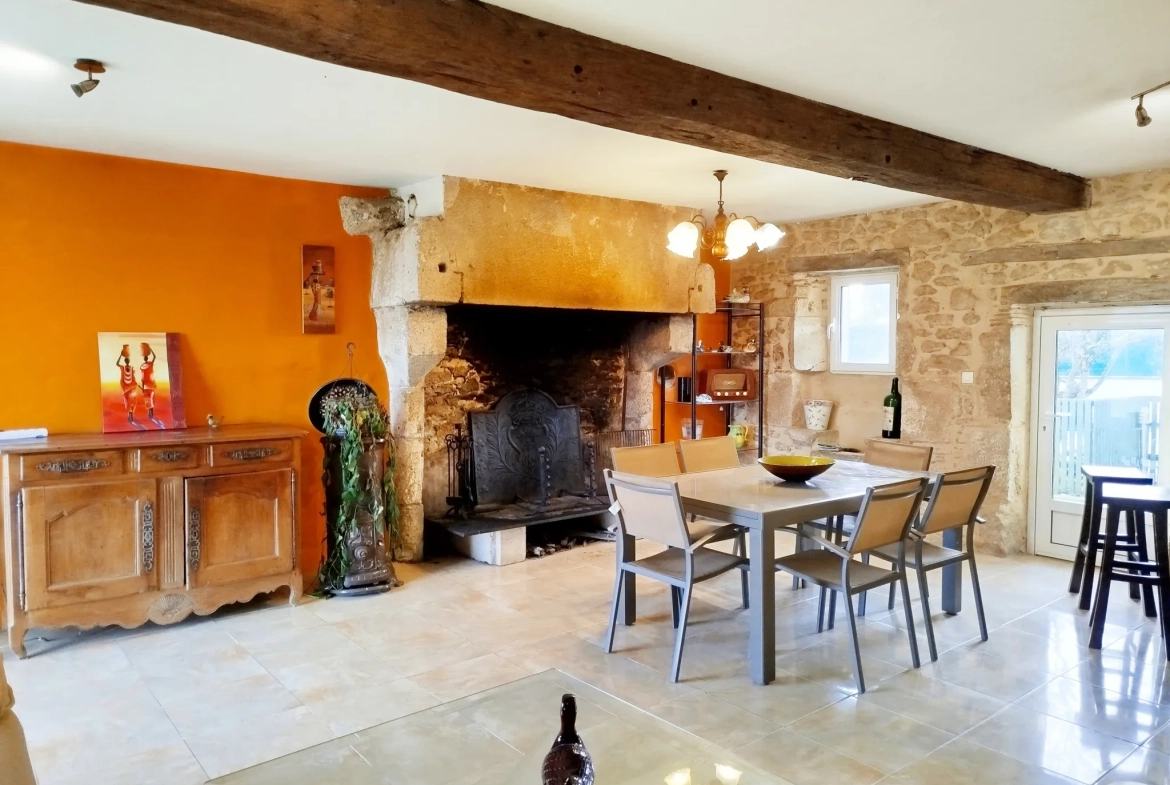 Très belle maison en pierre avec piscine et dépendances à Auriolles 