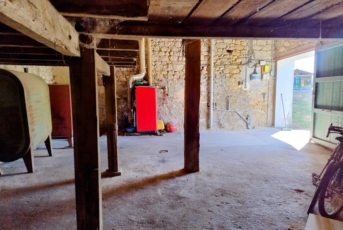 Très belle maison en pierre avec piscine et dépendances à Auriolles 