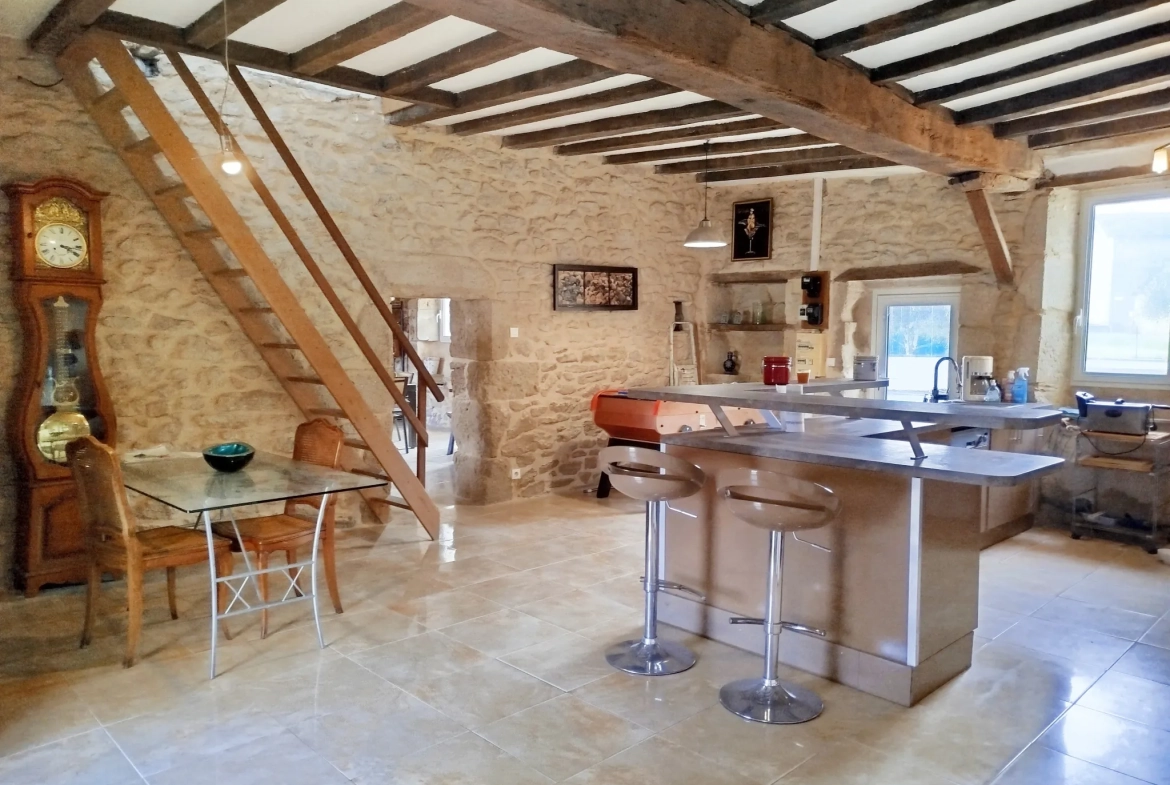Très belle maison en pierre avec piscine et dépendances à Auriolles 