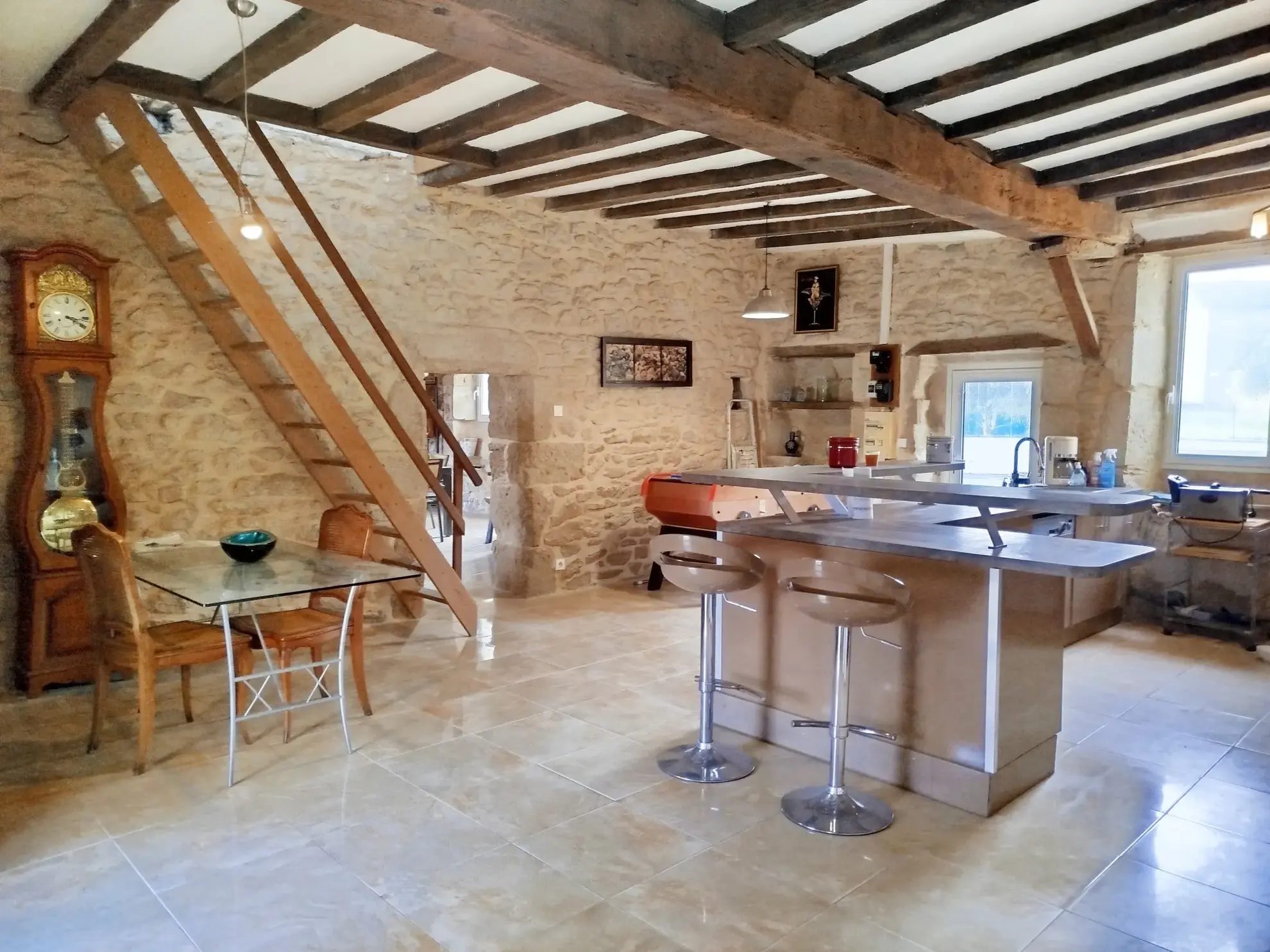 Très belle maison en pierre avec piscine et dépendances à Auriolles 