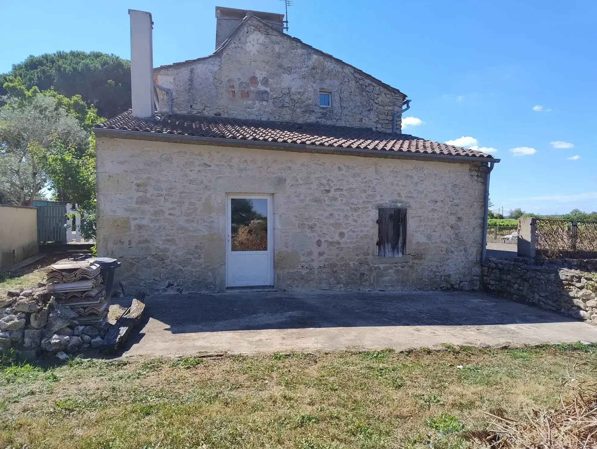 Très belle maison en pierre avec piscine et dépendances à Auriolles 