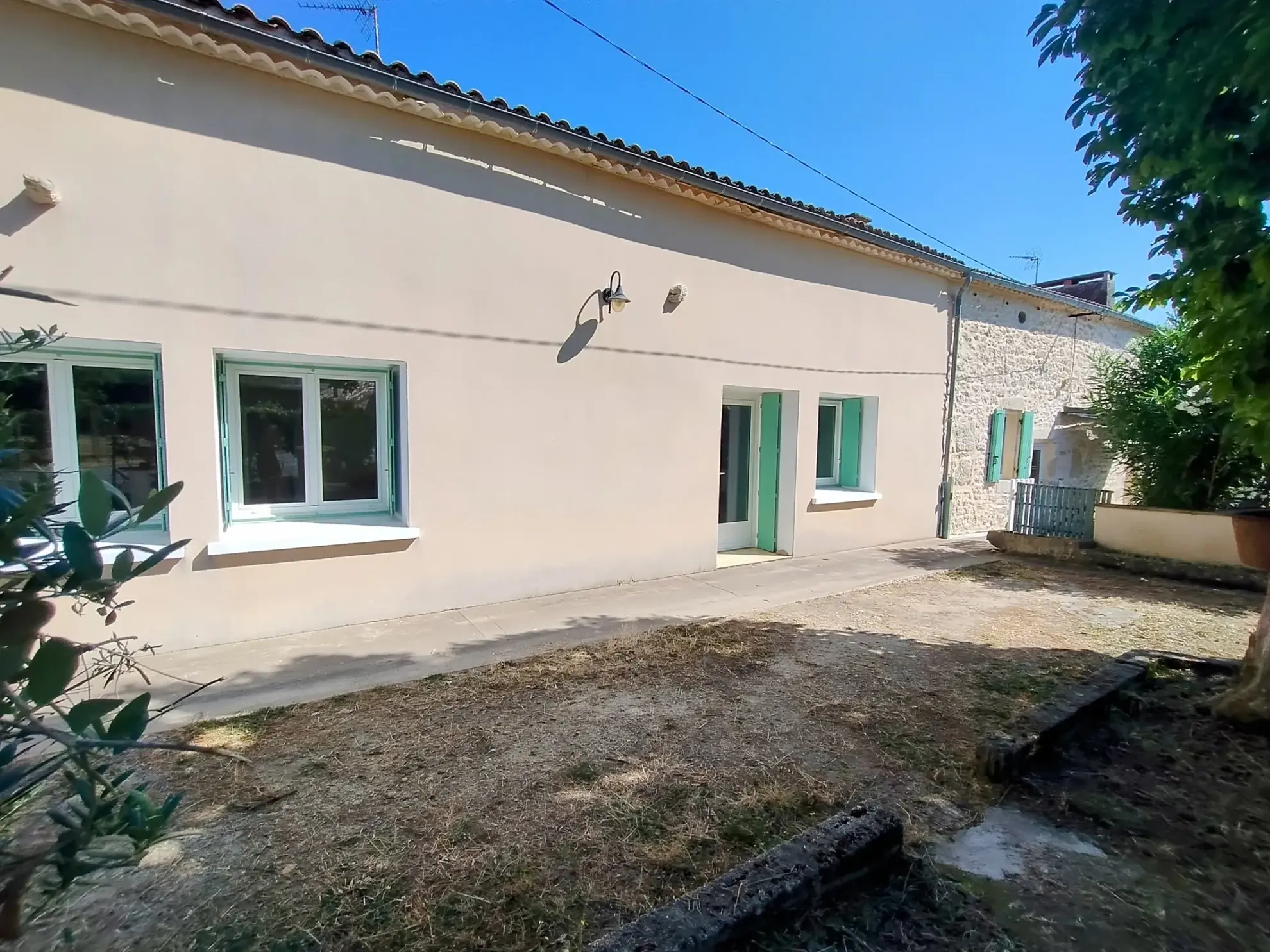 Très belle maison en pierre avec piscine et dépendances à Auriolles 