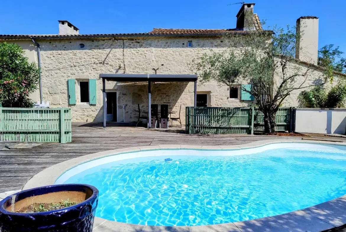 Très belle maison en pierre avec piscine et dépendances à Auriolles 