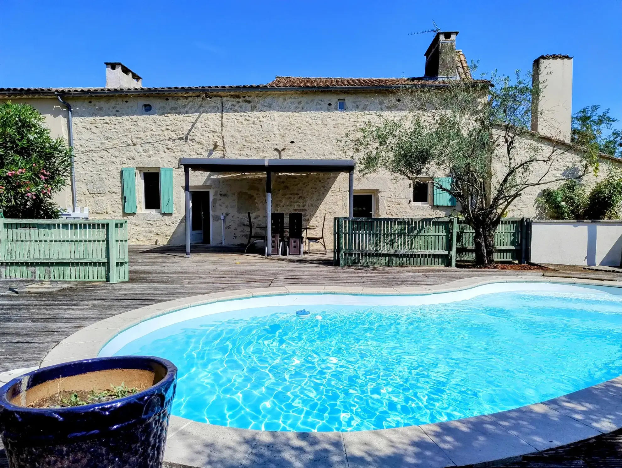 Très belle maison en pierre avec piscine et dépendances à Auriolles 