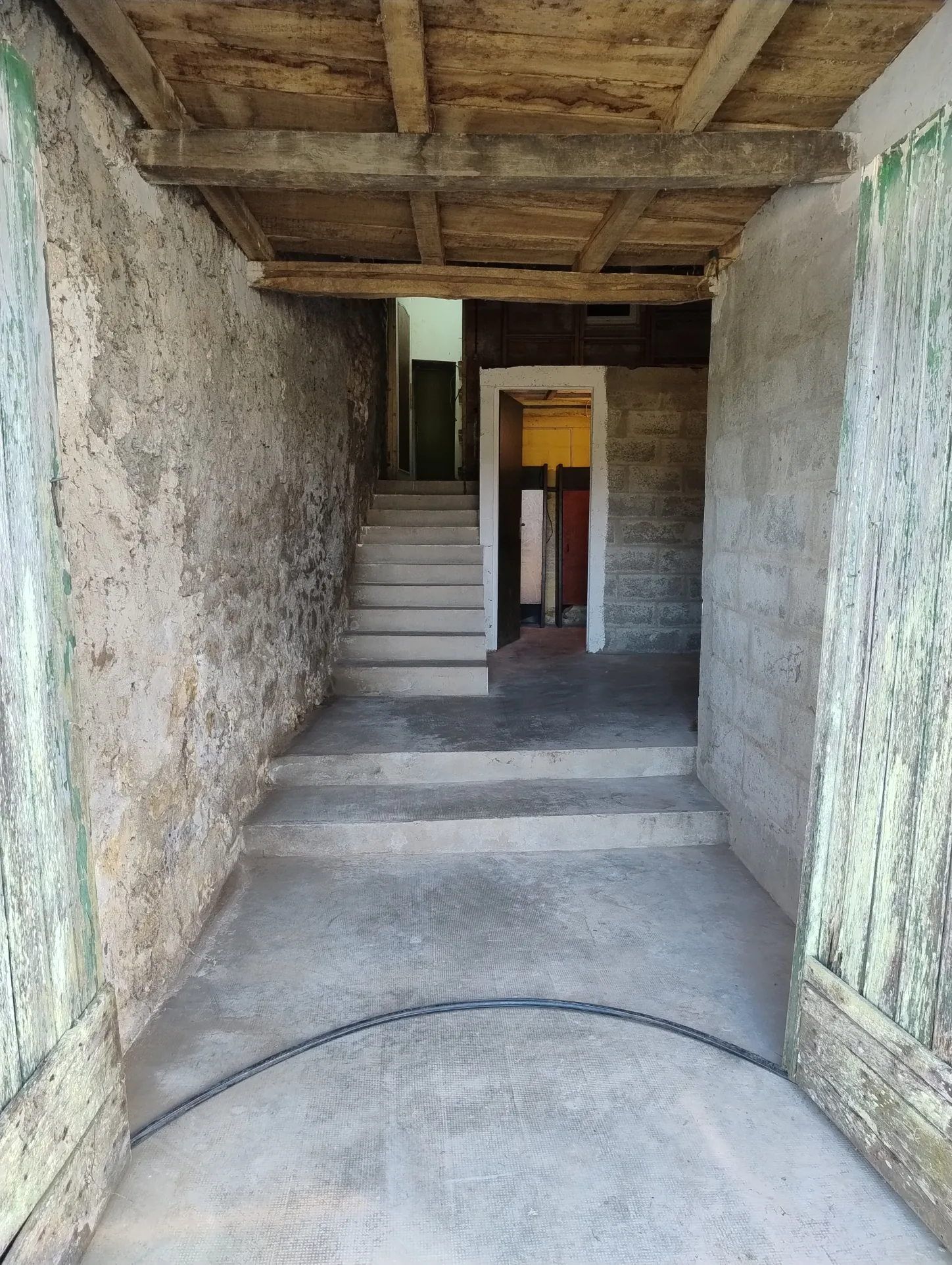 Très belle maison en pierre avec piscine et dépendances à Auriolles 