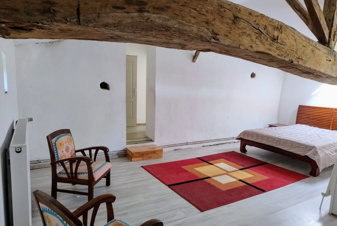Très belle maison en pierre avec piscine et dépendances à Auriolles 