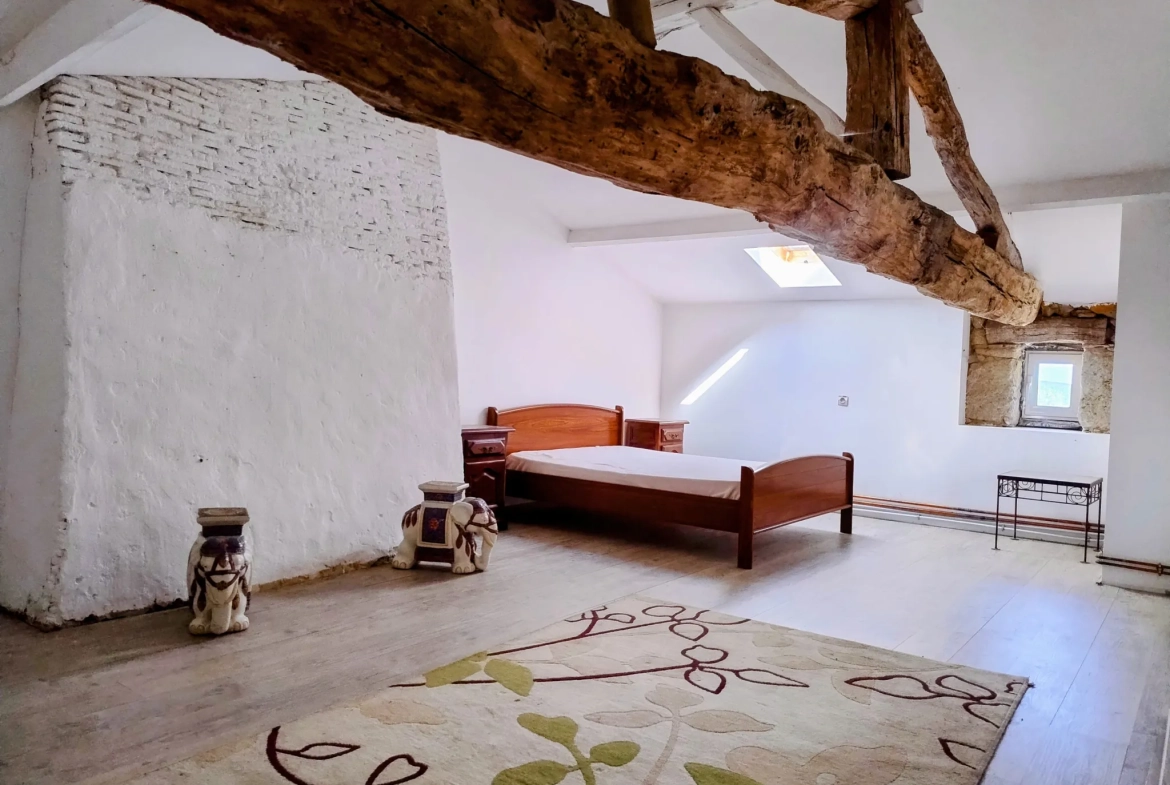 Très belle maison en pierre avec piscine et dépendances à Auriolles 