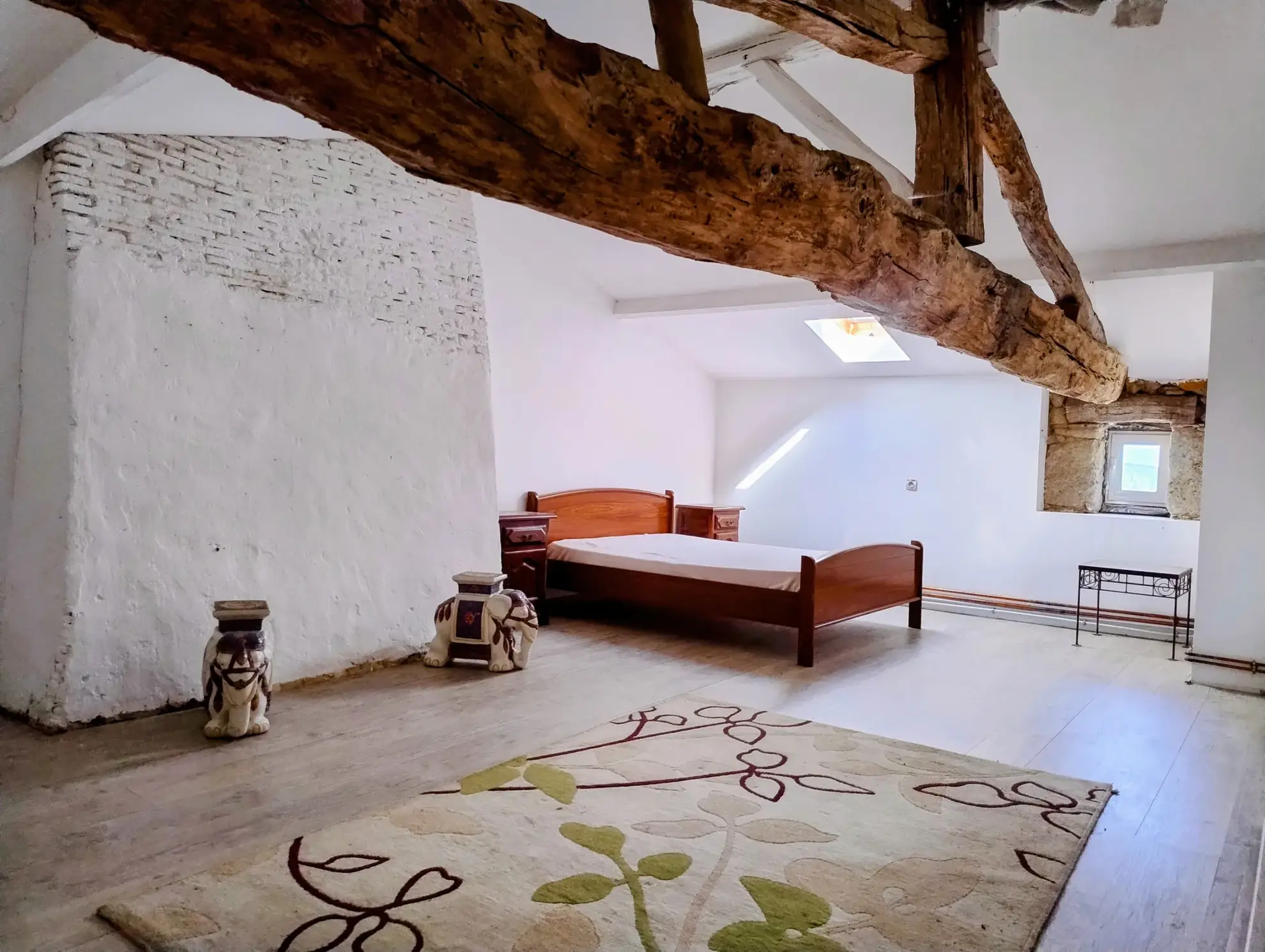 Très belle maison en pierre avec piscine et dépendances à Auriolles 
