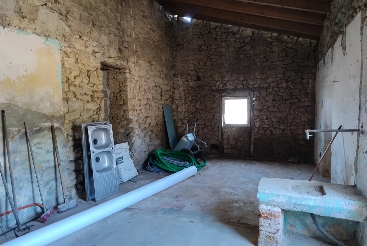 Très belle maison en pierre avec piscine et dépendances à Auriolles 