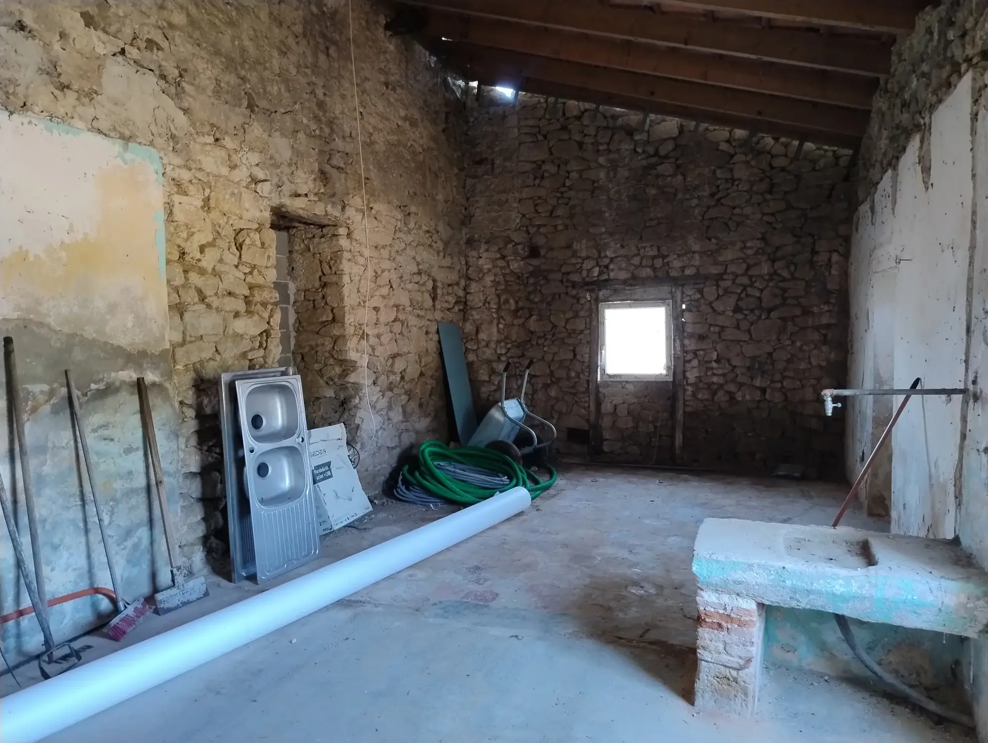 Très belle maison en pierre avec piscine et dépendances à Auriolles 