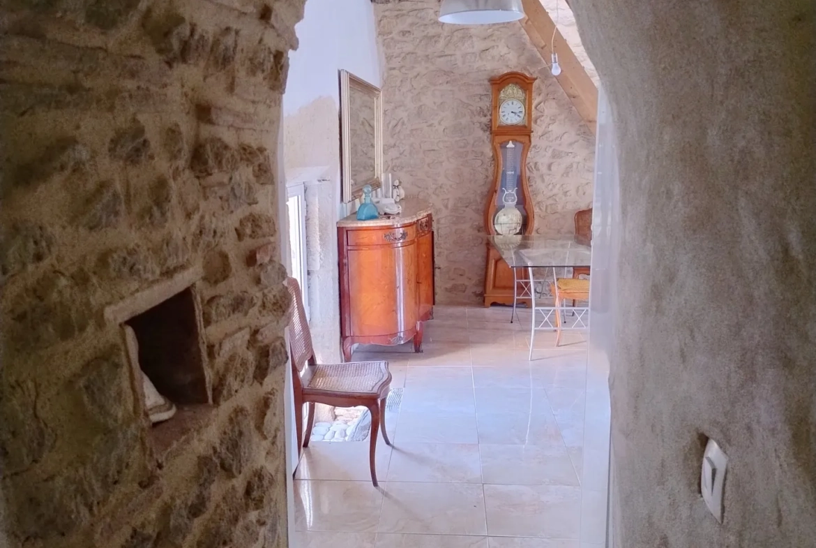 Très belle maison en pierre avec piscine et dépendances à Auriolles 