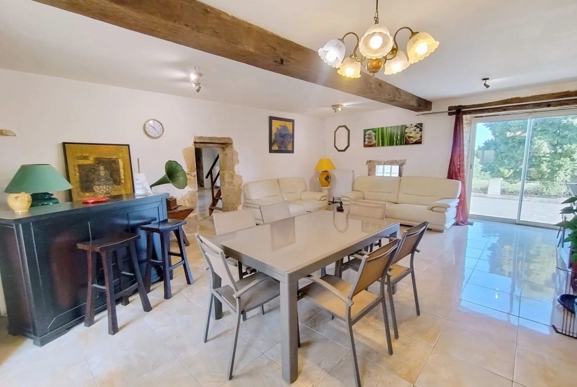 Très belle maison en pierre avec piscine et dépendances à Auriolles 
