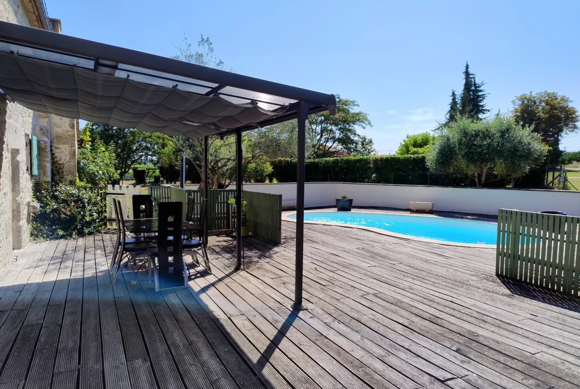 Très belle maison en pierre avec piscine et dépendances à Auriolles 
