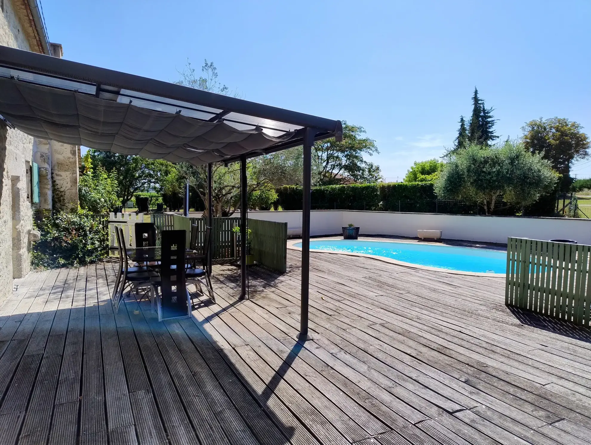 Très belle maison en pierre avec piscine et dépendances à Auriolles 