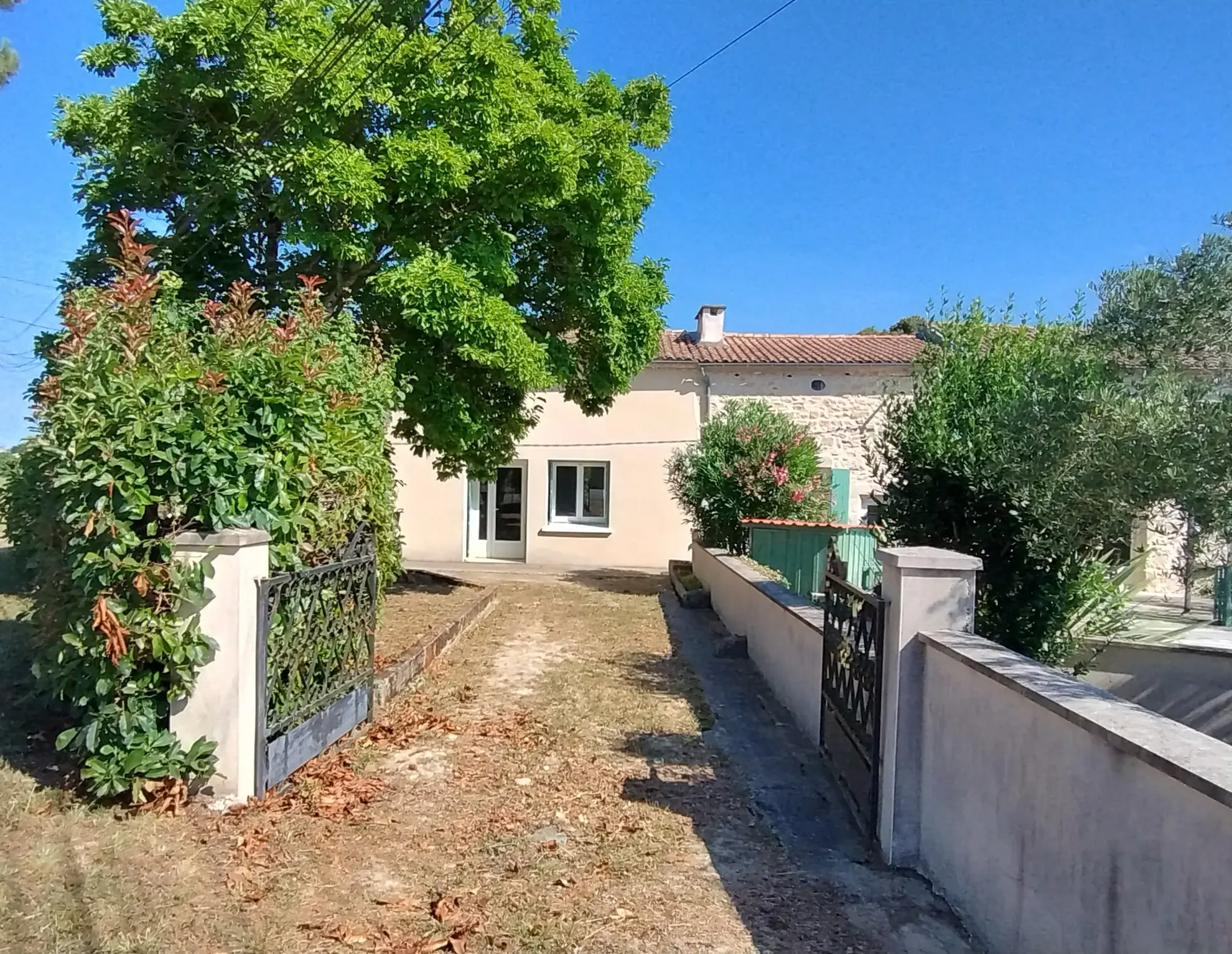 Très belle maison en pierre avec piscine et dépendances à Auriolles 