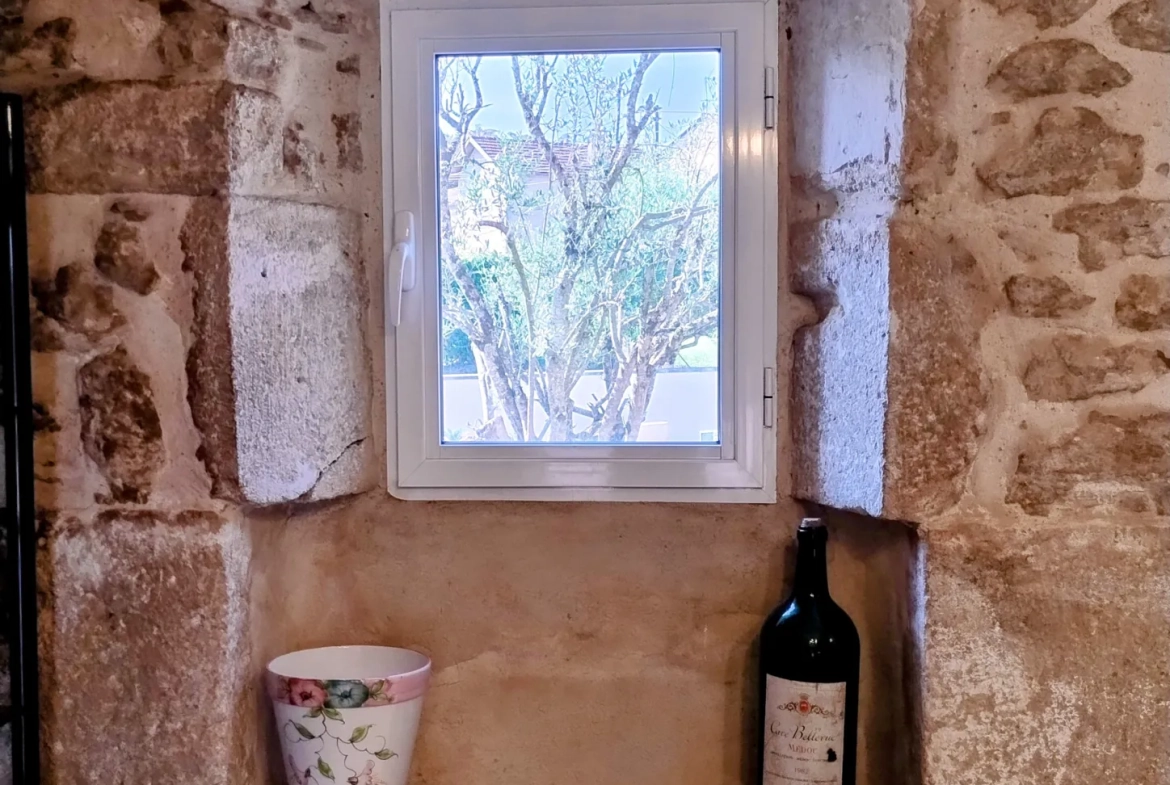 Très belle maison en pierre avec piscine et dépendances à Auriolles 