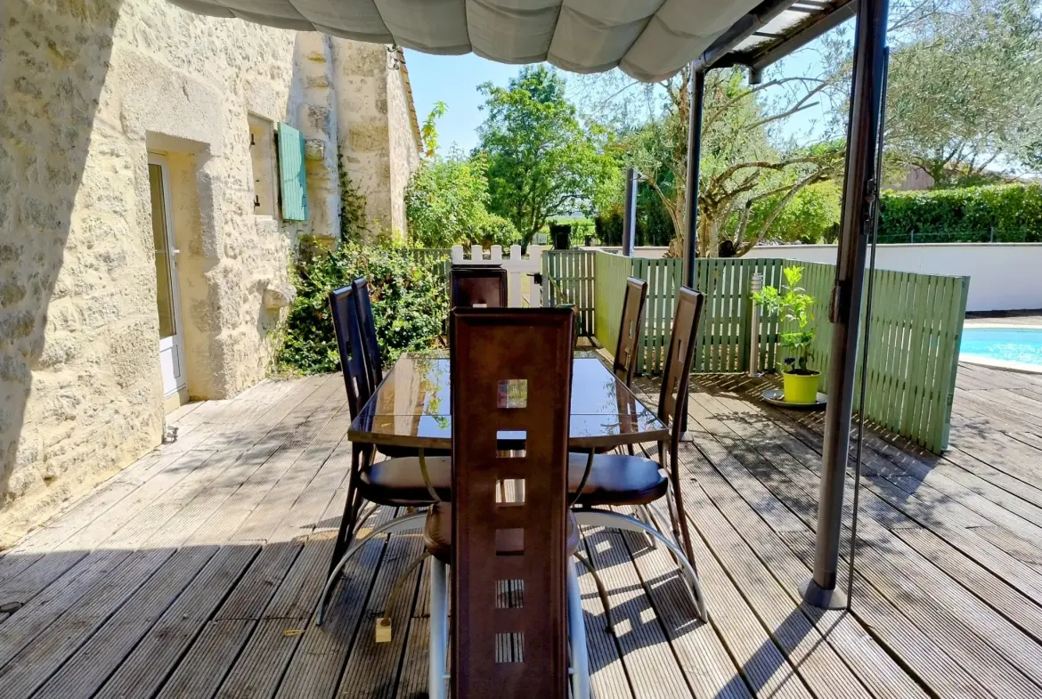 Très belle maison en pierre avec piscine et dépendances à Auriolles 