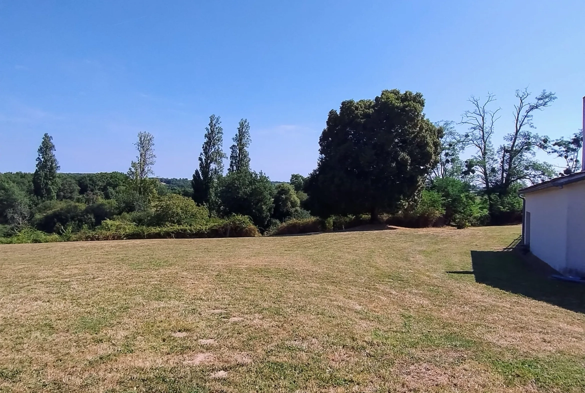 Très belle maison en pierre avec piscine et dépendances à Auriolles 