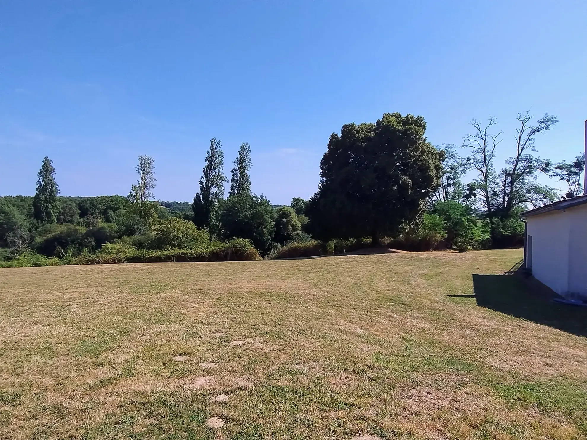 Très belle maison en pierre avec piscine et dépendances à Auriolles 