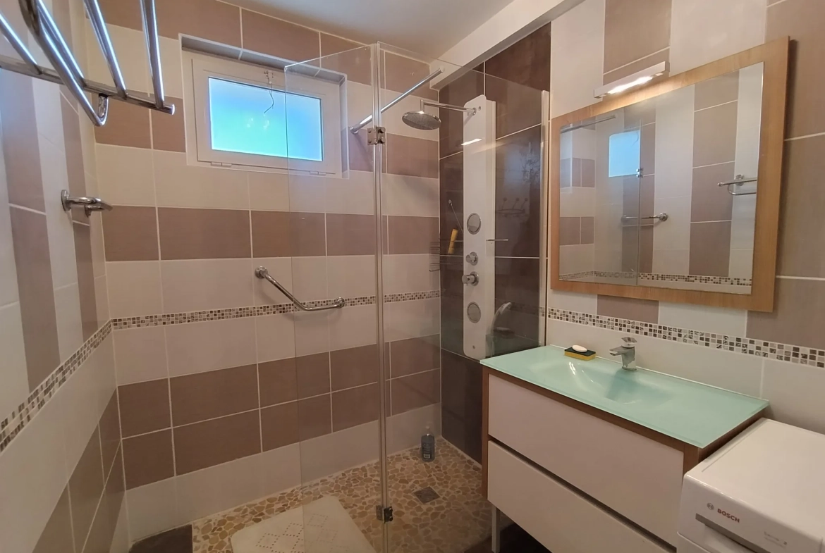 Très belle maison en pierre avec piscine et dépendances à Auriolles 