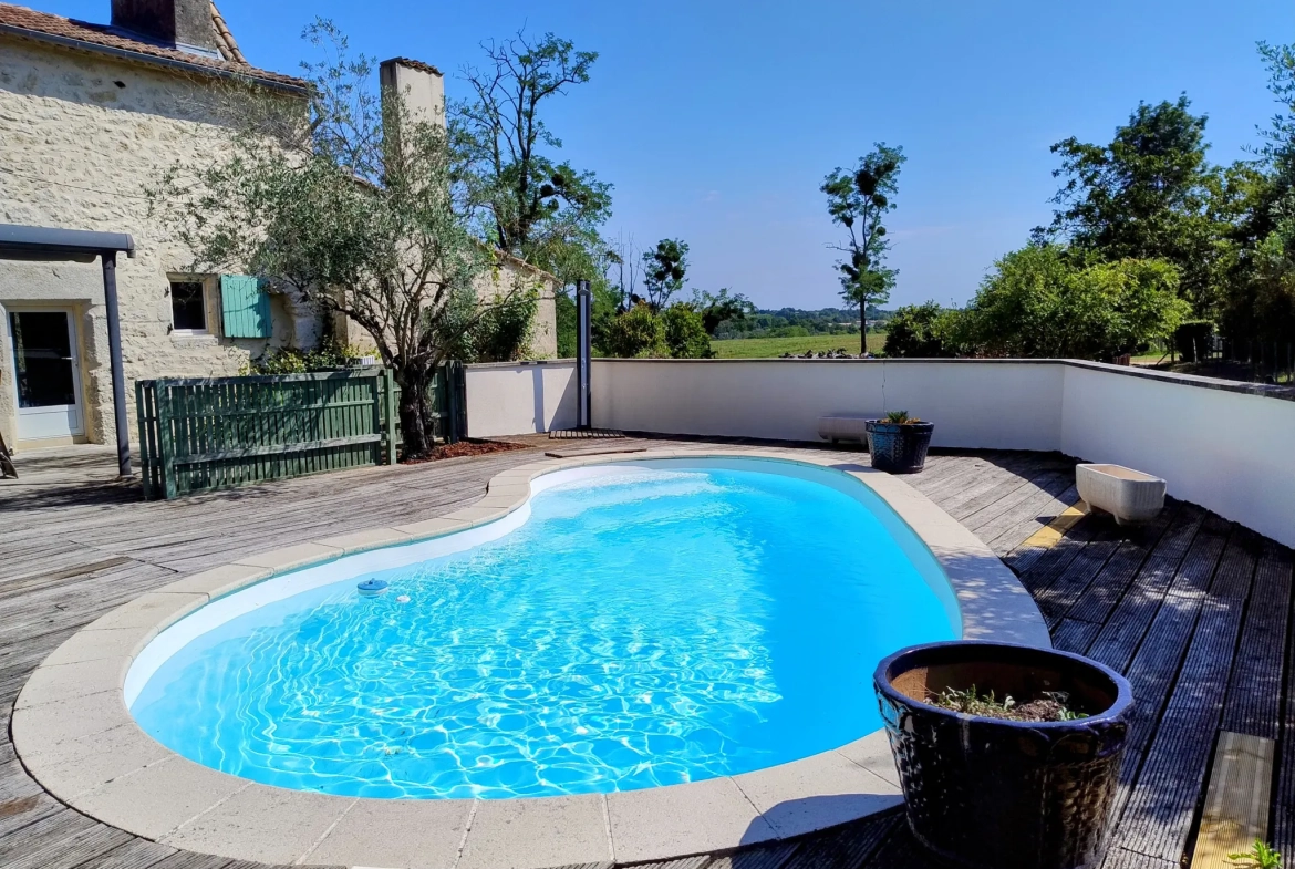 Très belle maison en pierre avec piscine et dépendances à Auriolles 