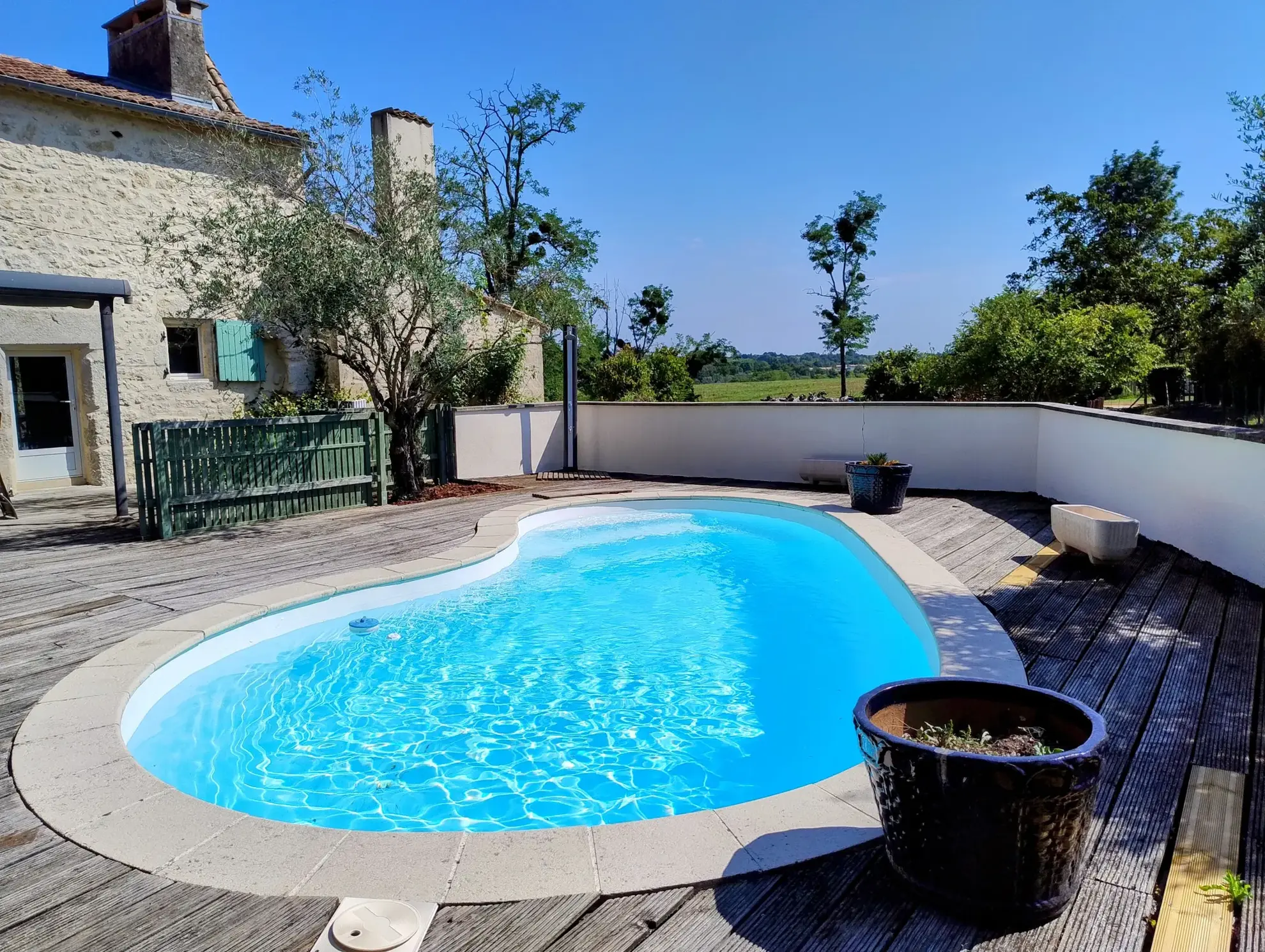 Très belle maison en pierre avec piscine et dépendances à Auriolles 