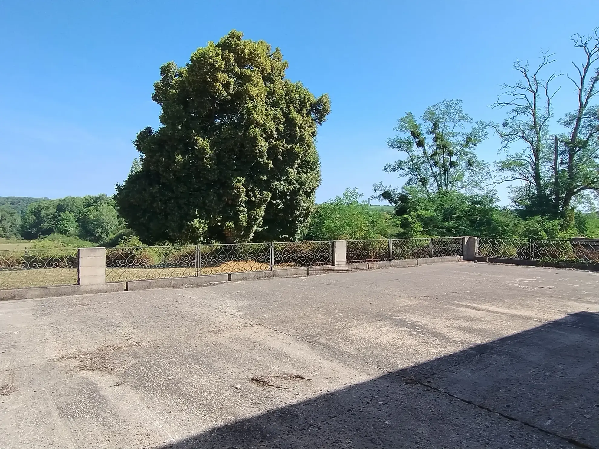 Très belle maison en pierre avec piscine et dépendances à Auriolles 