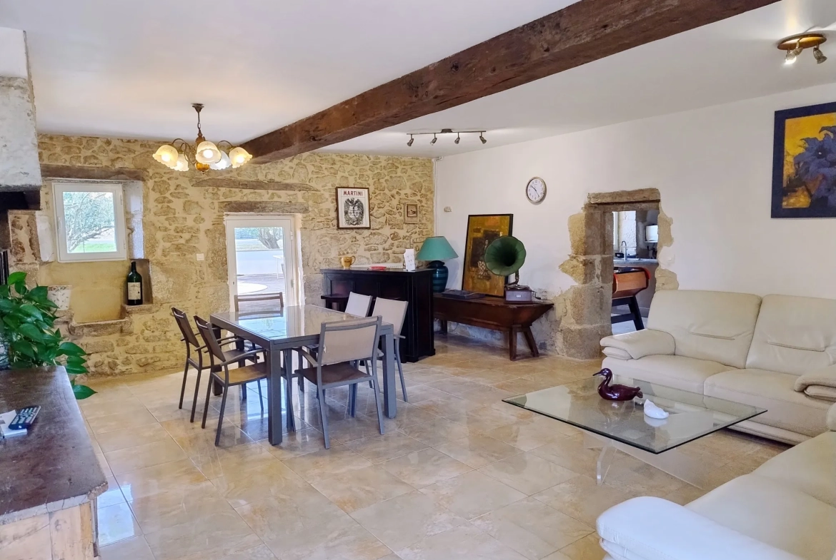 Très belle maison en pierre avec piscine et dépendances à Auriolles 