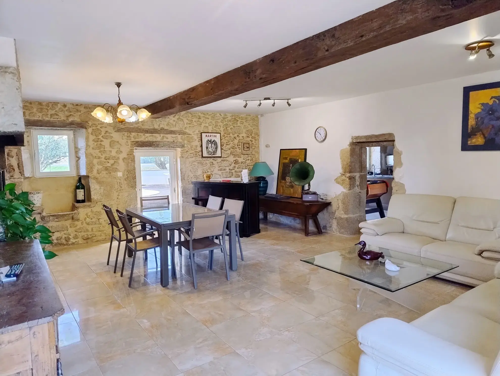Très belle maison en pierre avec piscine et dépendances à Auriolles 