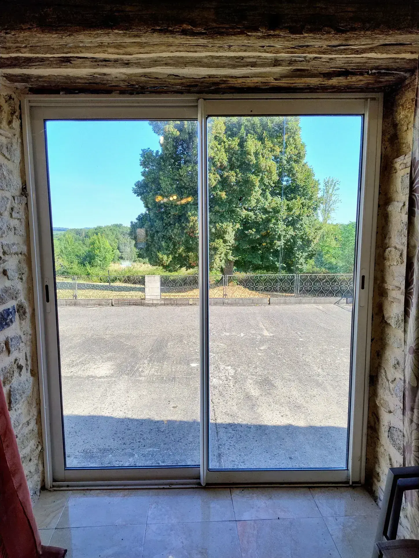 Très belle maison en pierre avec piscine et dépendances à Auriolles 