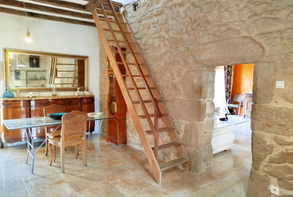 Très belle maison en pierre avec piscine et dépendances à Auriolles 