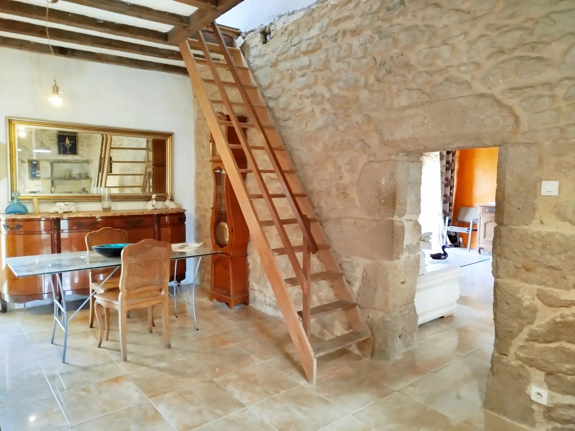 Très belle maison en pierre avec piscine et dépendances à Auriolles 
