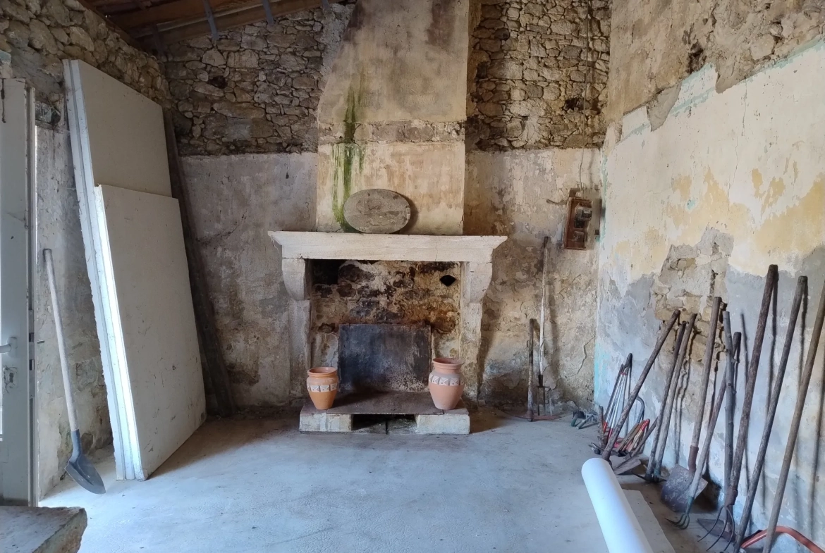 Très belle maison en pierre avec piscine et dépendances à Auriolles 