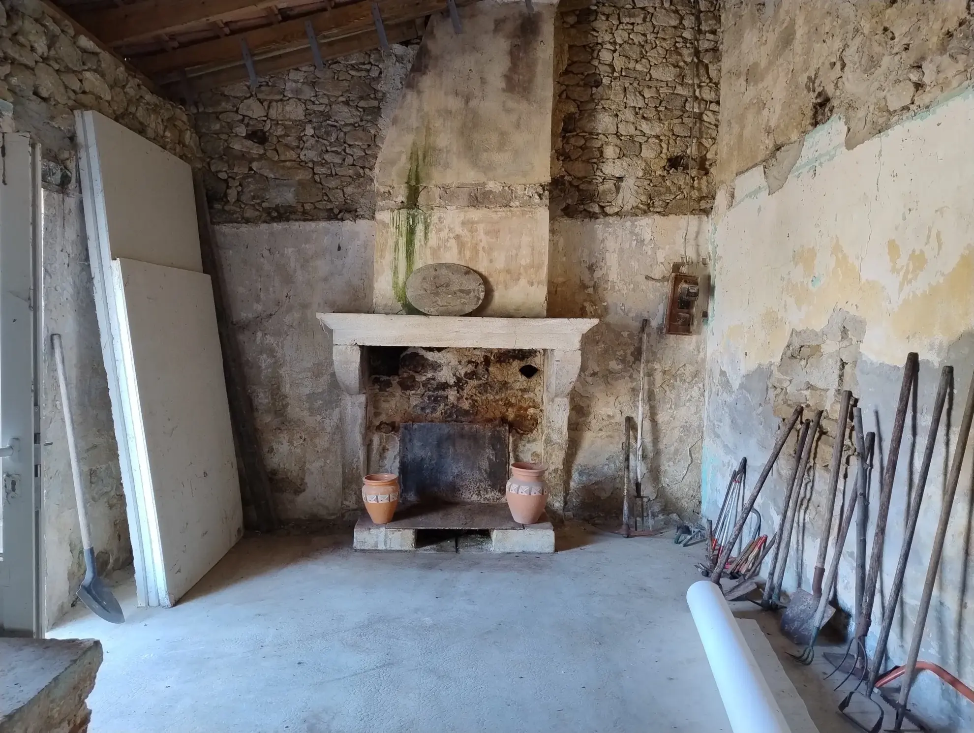 Très belle maison en pierre avec piscine et dépendances à Auriolles 