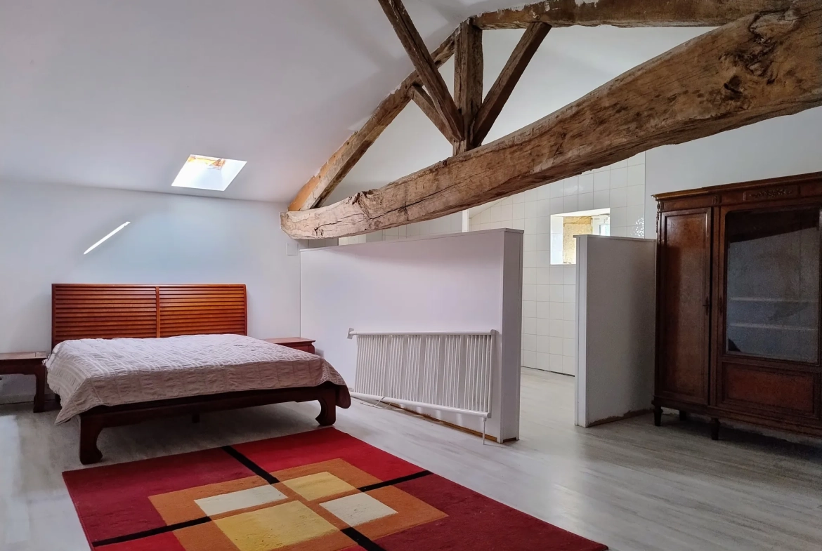 Très belle maison en pierre avec piscine et dépendances à Auriolles 