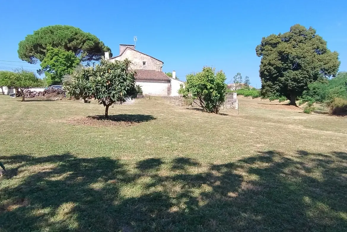 Très belle maison en pierre avec piscine et dépendances à Auriolles 
