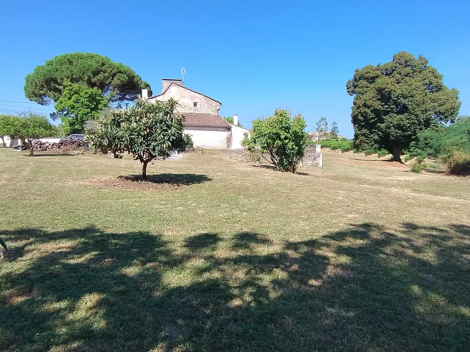Très belle maison en pierre avec piscine et dépendances à Auriolles 