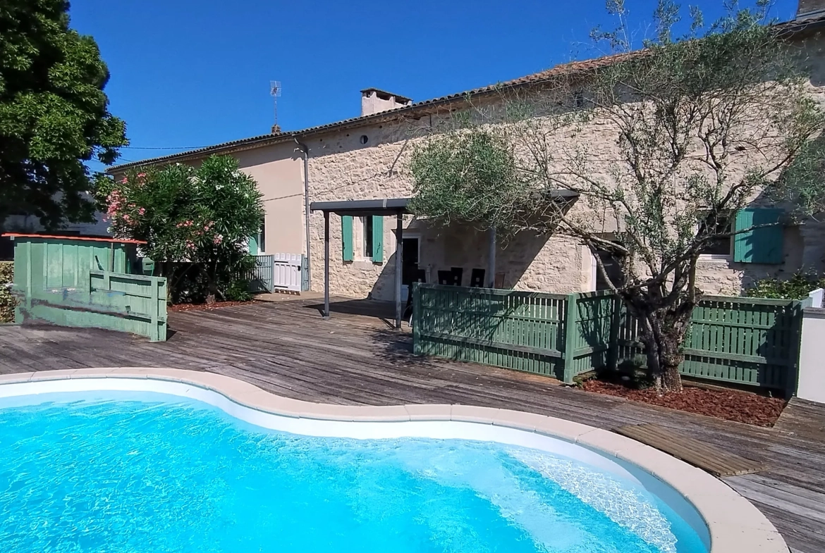 Très belle maison en pierre avec piscine et dépendances à Auriolles 
