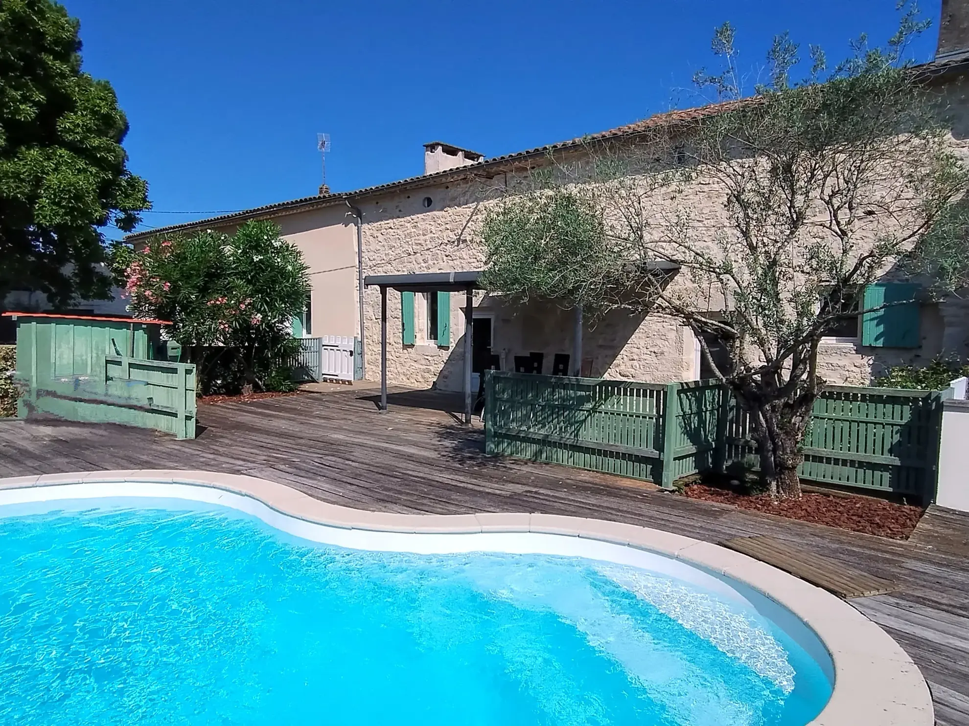 Très belle maison en pierre avec piscine et dépendances à Auriolles 