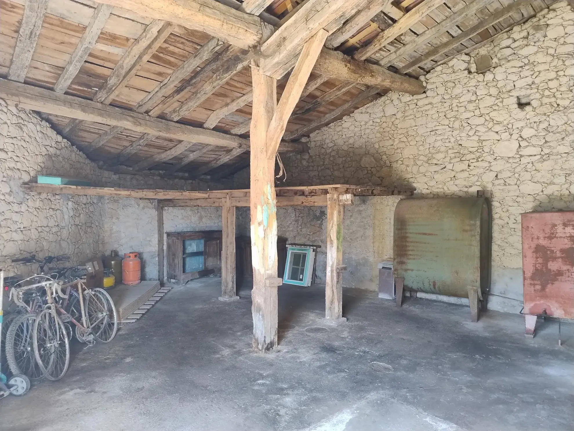 Très belle maison en pierre avec piscine et dépendances à Auriolles 