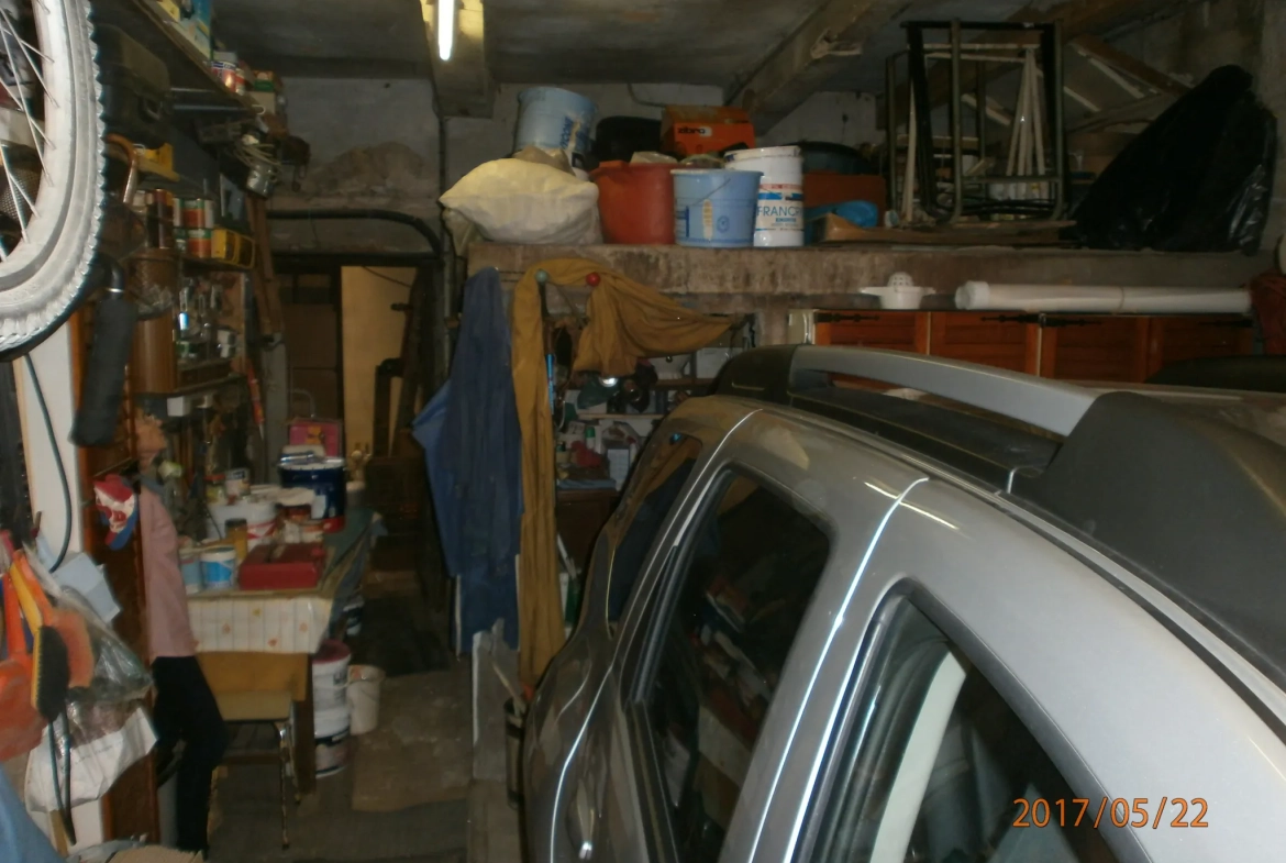 Immeuble à vendre à Bedarieux avec 3 appartements et garage, bon rapport locatif 