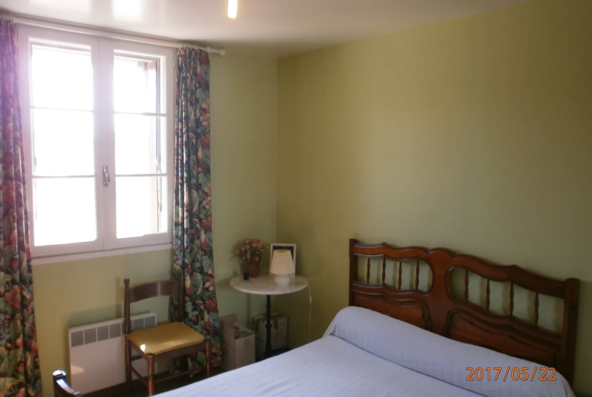 Immeuble à vendre à Bedarieux avec 3 appartements et garage, bon rapport locatif 