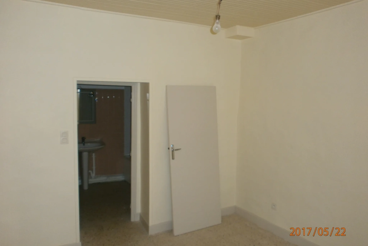 Immeuble à vendre à Bedarieux avec 3 appartements et garage, bon rapport locatif 