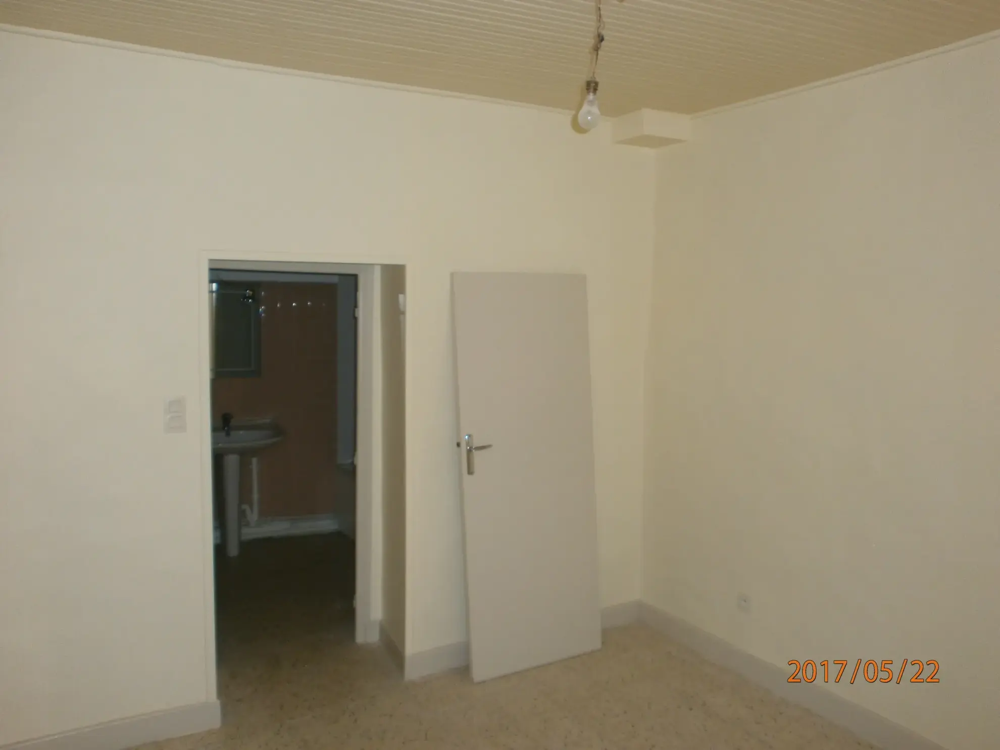 Immeuble à vendre à Bedarieux avec 3 appartements et garage, bon rapport locatif 