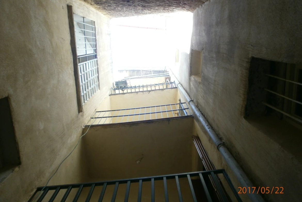 Immeuble à vendre à Bedarieux avec 3 appartements et garage, bon rapport locatif 